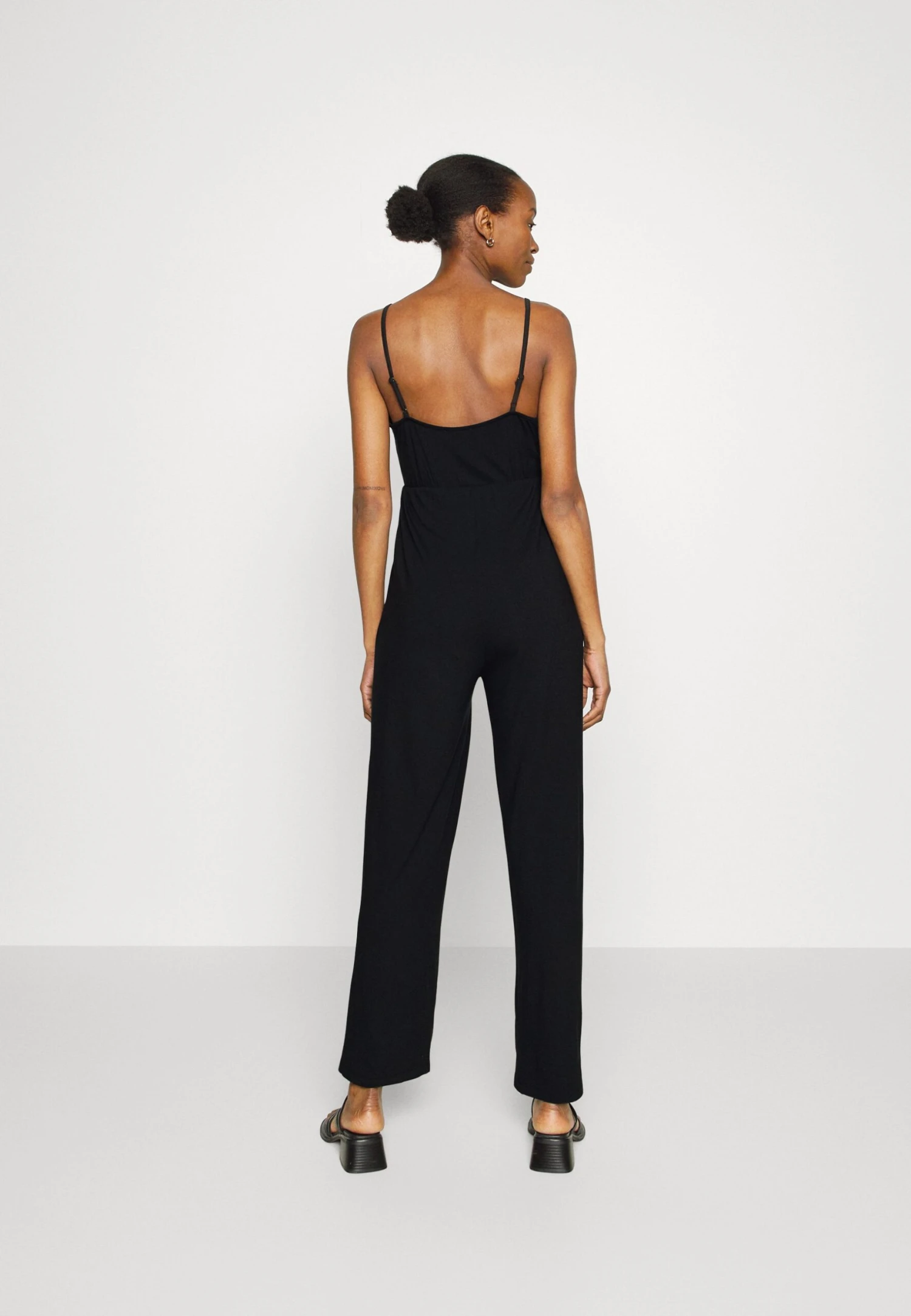 Strappy Drappy Cintered- Jumpsuit - Black 3 Strappy Drappy Cintered- Jumpsuit - Black - Afbeelding 3