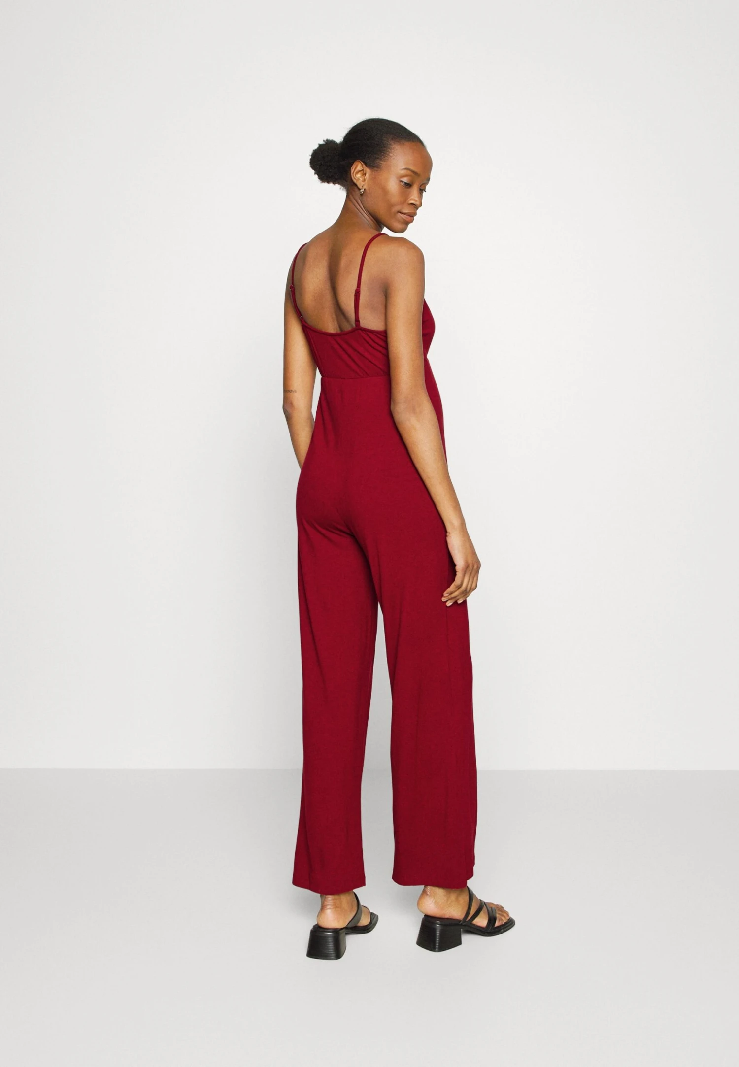 Strappy Drappy Cintered- Jumpsuit - Dark Red 3 Strappy Drappy Cintered- Jumpsuit - Dark Red - Afbeelding 3